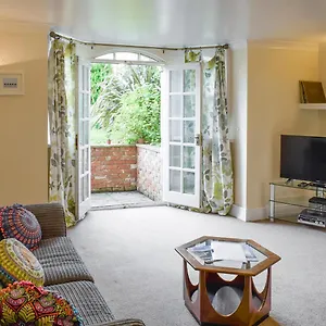 https://the-den-whitby.yorkshirehotels.net