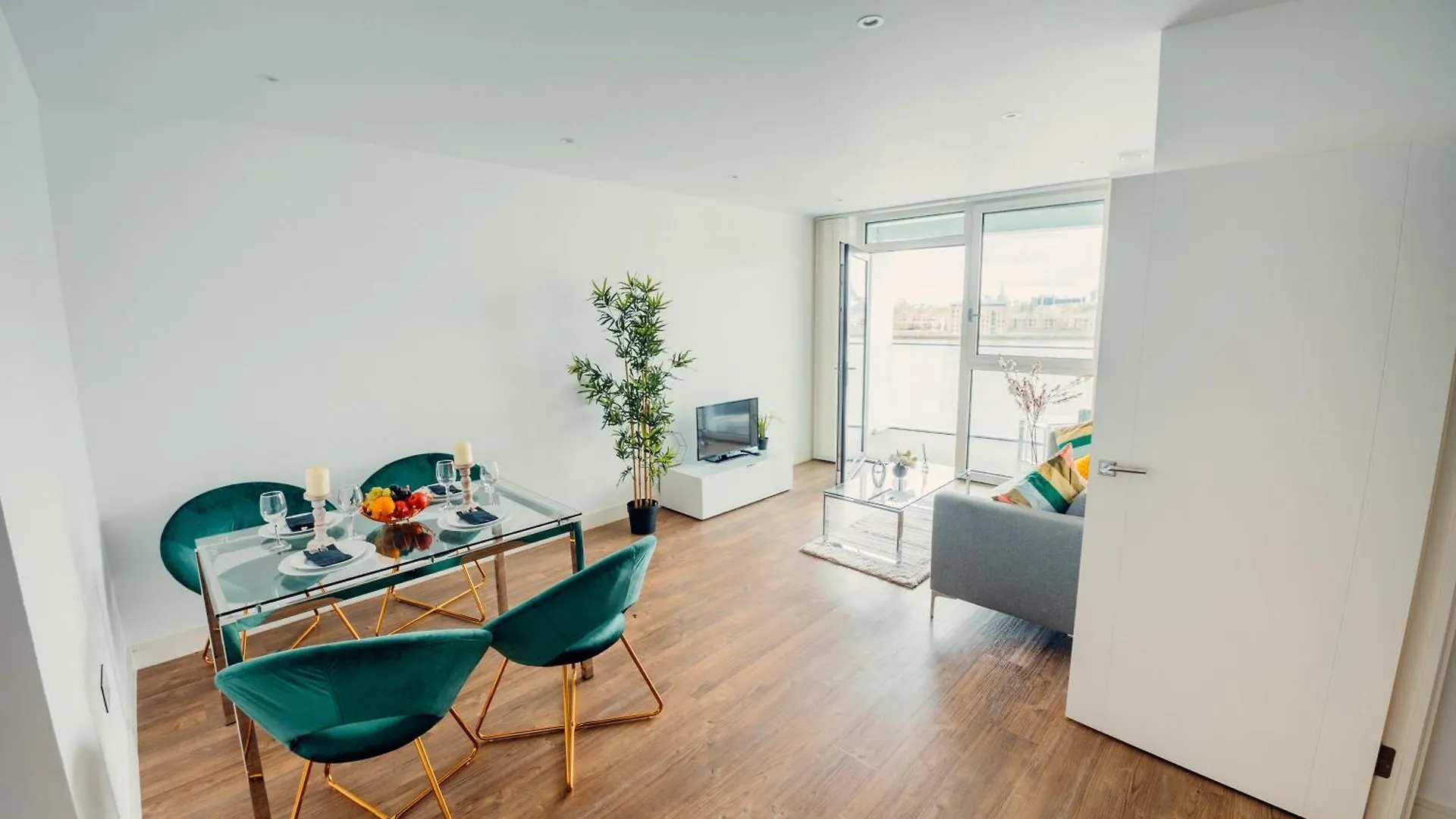 2 Bed Flat London Apartment 0*,